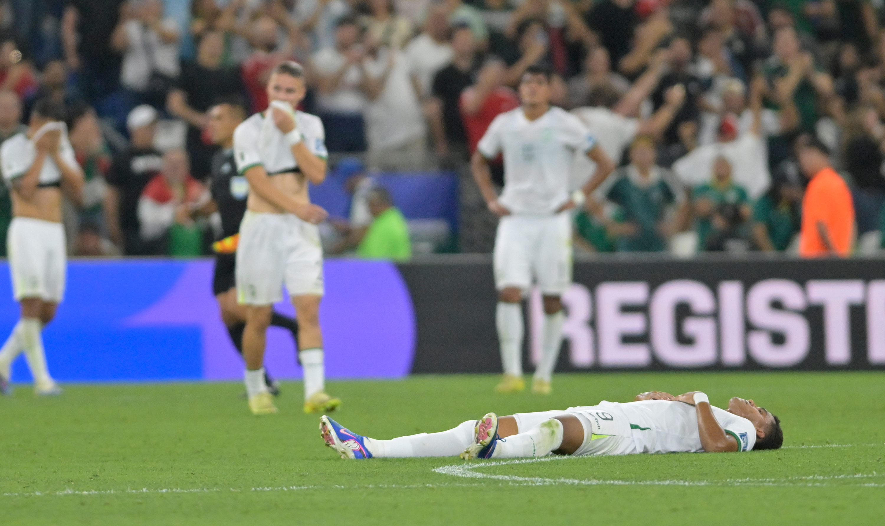 AME9510. GUADALUPE (MÉXICO), 01/04/2026.- Jugadores de Bolivia reaccionan este miércoles, al finalizar un partido de repechaje para la Copa Mundial 2026 entre Irak y Bolivia en el estadio BBVA en Guadalupe (México). La selección de Irak derrotó en la ciudad mexicana de Monterrey por 2-1 a la de Bolivia y se adjudicó el último cupo disponible para el Mundial de fútbol 40 después de su primera participación. EFE/Miguel Sierra