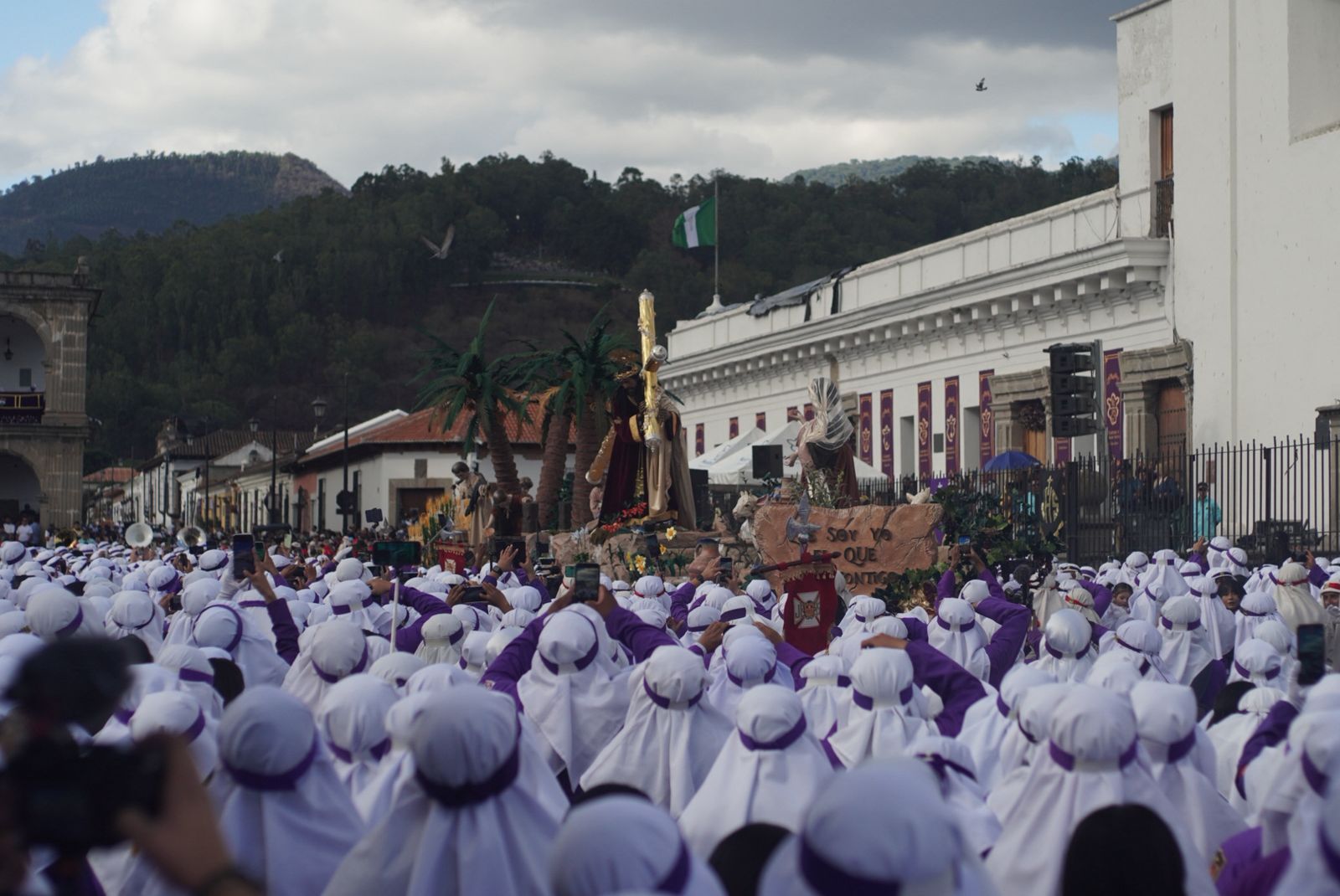 Fieles acompañan la procesión de Jesús Nazareno de la Merced durante el Domingo de Ramos en Antigua Guatemala. (Foto Prensa Libre: Javier González)