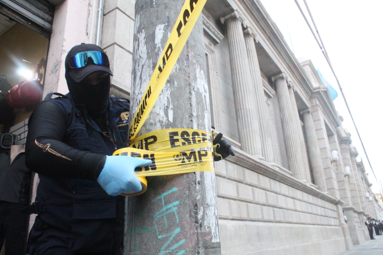Personal del Ministerio Público delimita el perímetro en las afueras del Congreso durante la sesión para elegir magistrados de la Corte de Constitucionalidad. (Foto Prensa Libre: Byron Baiza)