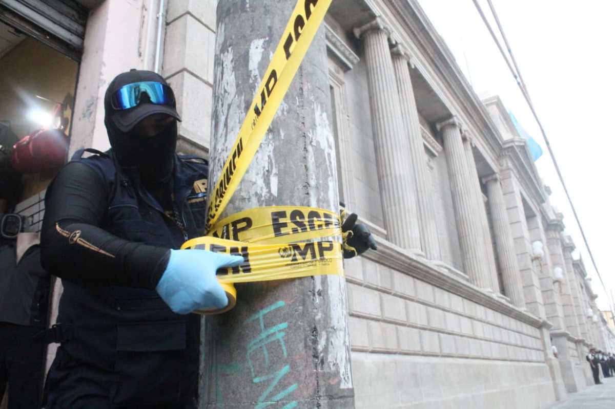 Personal del Ministerio Público delimita el perímetro en las afueras del Congreso durante la sesión para elegir magistrados de la Corte de Constitucionalidad. (Foto Prensa Libre: Byron Baiza)