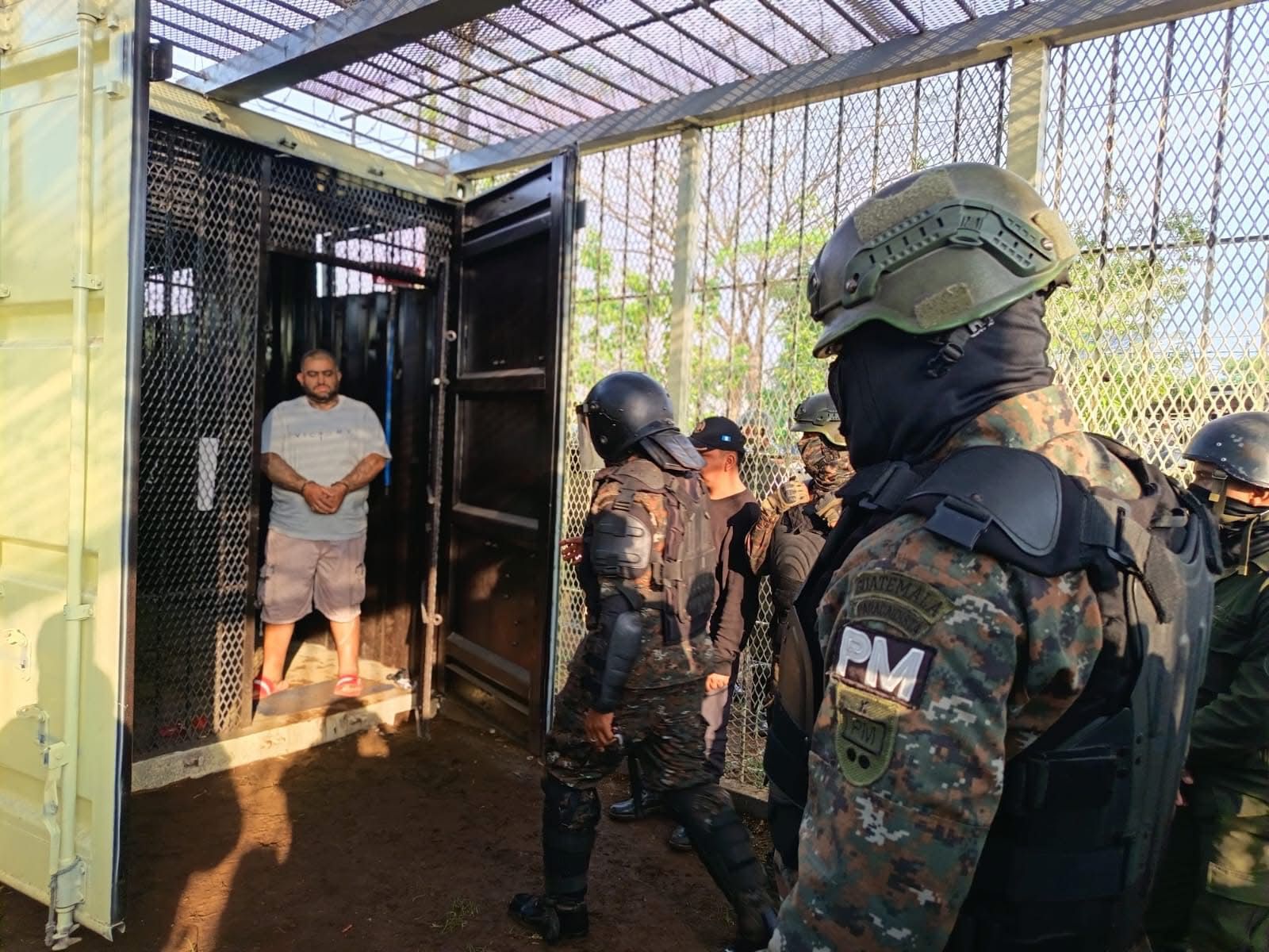 Aldo Dupie Ochoa, alias “El Lobo”, cabecilla del Barrio 18, permanece aislado en la prisión Renovación 1 bajo vigilancia del Sistema Penitenciario. (Foto Prensa Libre: SP)