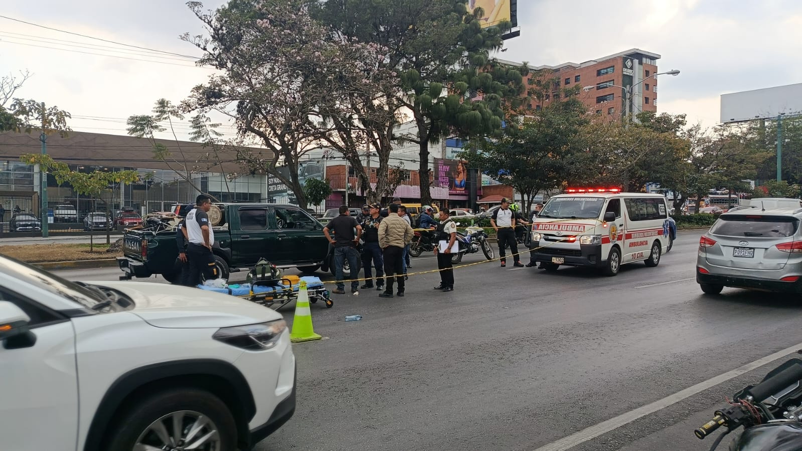 Bomberos y autoridades resguardan la escena en la calzada Roosevelt y 19 calle, zona 7, donde un hombre murió tras ser atacado a balazos dentro de un picop. El hecho complica el tránsito hacia el occidente. (Foto Prensa Libre: Víctor Chamalé)