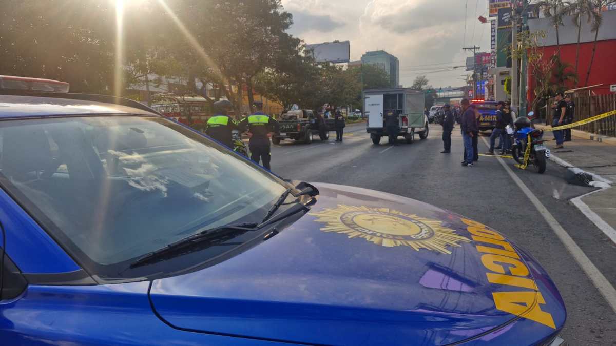 La calzada Roosevelt permanece con cierre parcial mientras el Ministerio Público realiza diligencias por un ataque armado registrado en el sector. (Foto Prensa Libre: Oscar Vásquez)