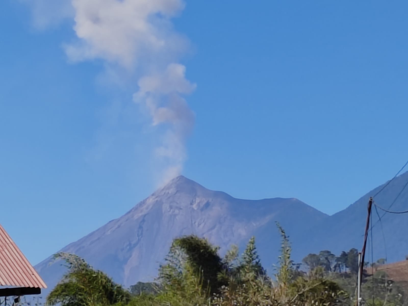 Columnas de ceniza y material incandescente se elevan desde el volcán de Fuego durante su actividad explosiva, según reporte actualizado de las 16 horas del Insivumeh. (Foto Prensa Libre: César Pérez Marroquín)