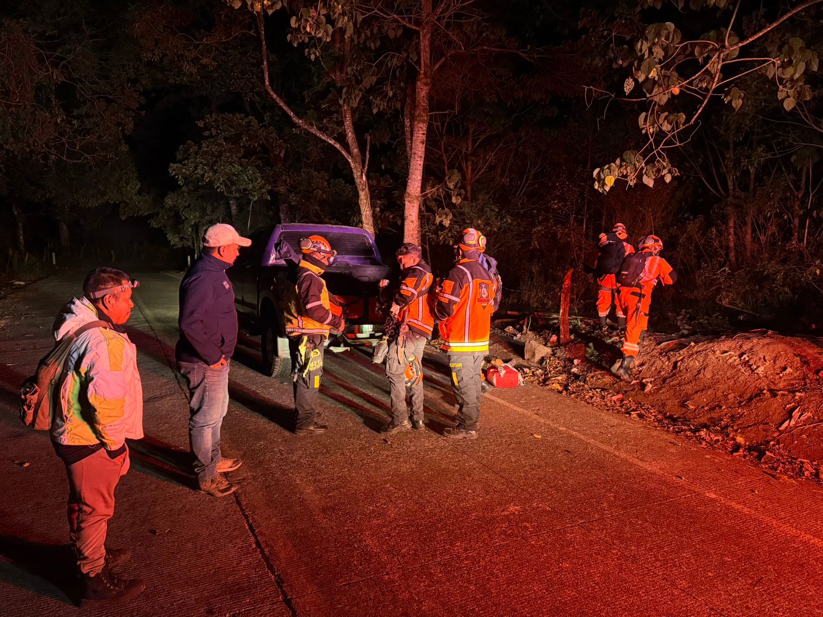 Bomberos Voluntarios trasladan en hombros al turista herido durante el descenso del volcán Atitlán, tras más de 12 horas de labores de rescate. (Foto Prensa Libre: CVB)