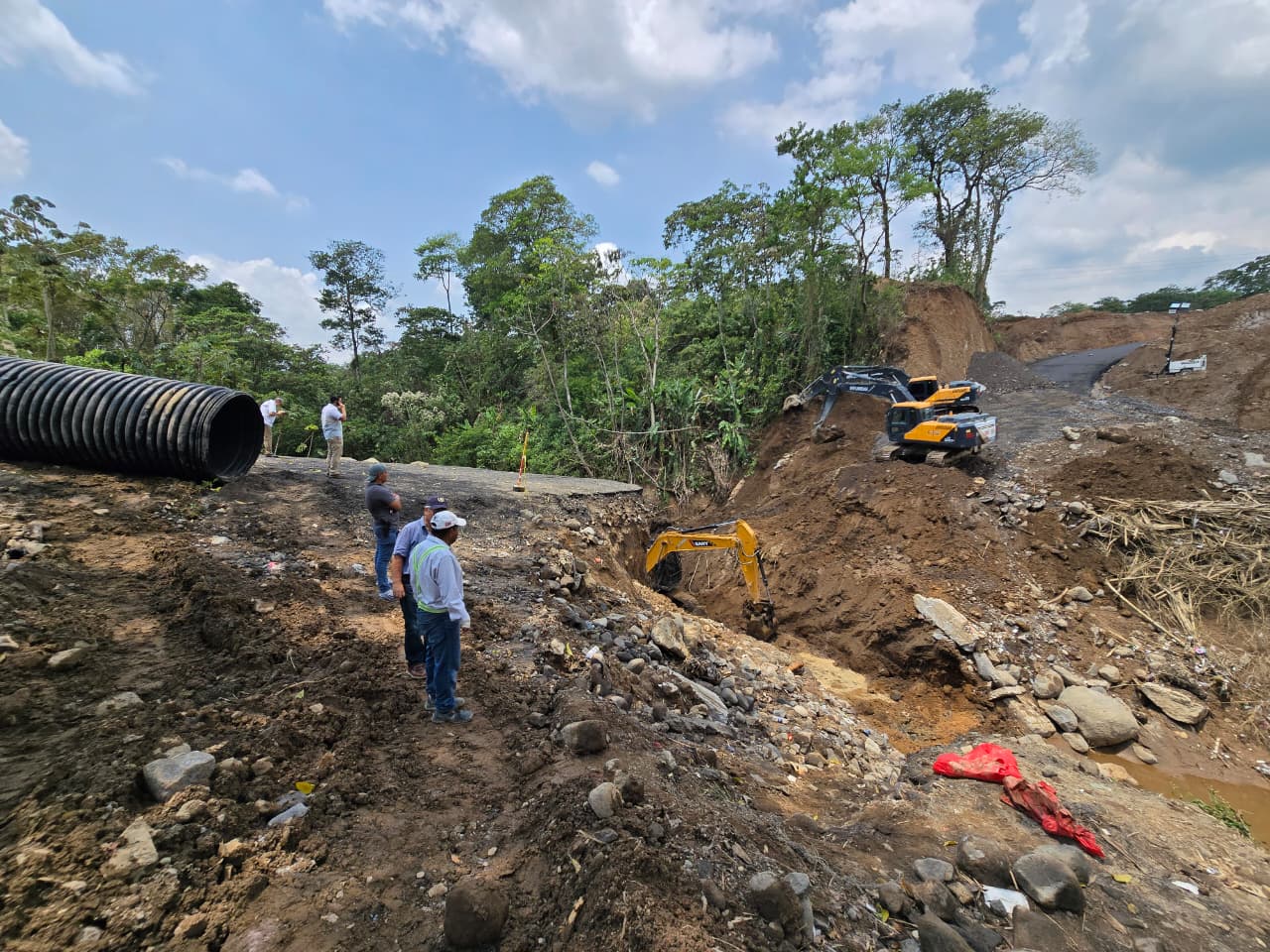 El paso provisional en la ruta Cito Zarco colapsa por la fuerza del río, lo que interrumpe el tránsito hacia Quetzaltenango. (Foto Prensa Libre: Victoria Ruiz)