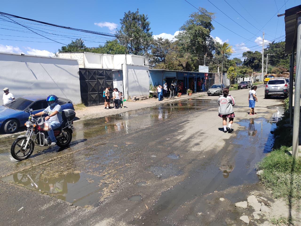 Corrientes de aguas residuales avanzan por calles de la colonia Los Álamos, en San Miguel Petapa, y afectan a más de 800 vecinos del sector. (Foto Prensa Libre: Moisés Xec)