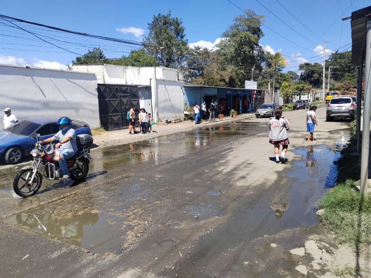 Corrientes de aguas residuales avanzan por calles de la colonia Los Álamos, en San Miguel Petapa, y afectan a más de 800 vecinos del sector. (Foto Prensa Libre: Moisés Xec)