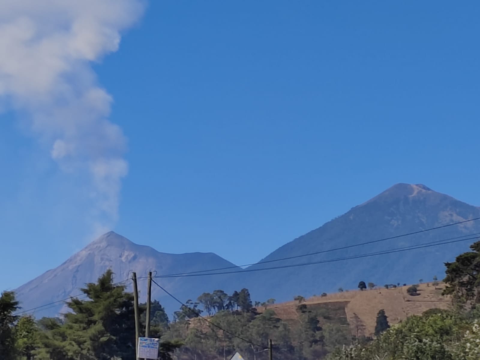 El complejo volcánico Acatenango-Fuego presenta actividad constante y condiciones de riesgo en área protegida. (Foto Prensa Libre: César Pérez Marroquín)