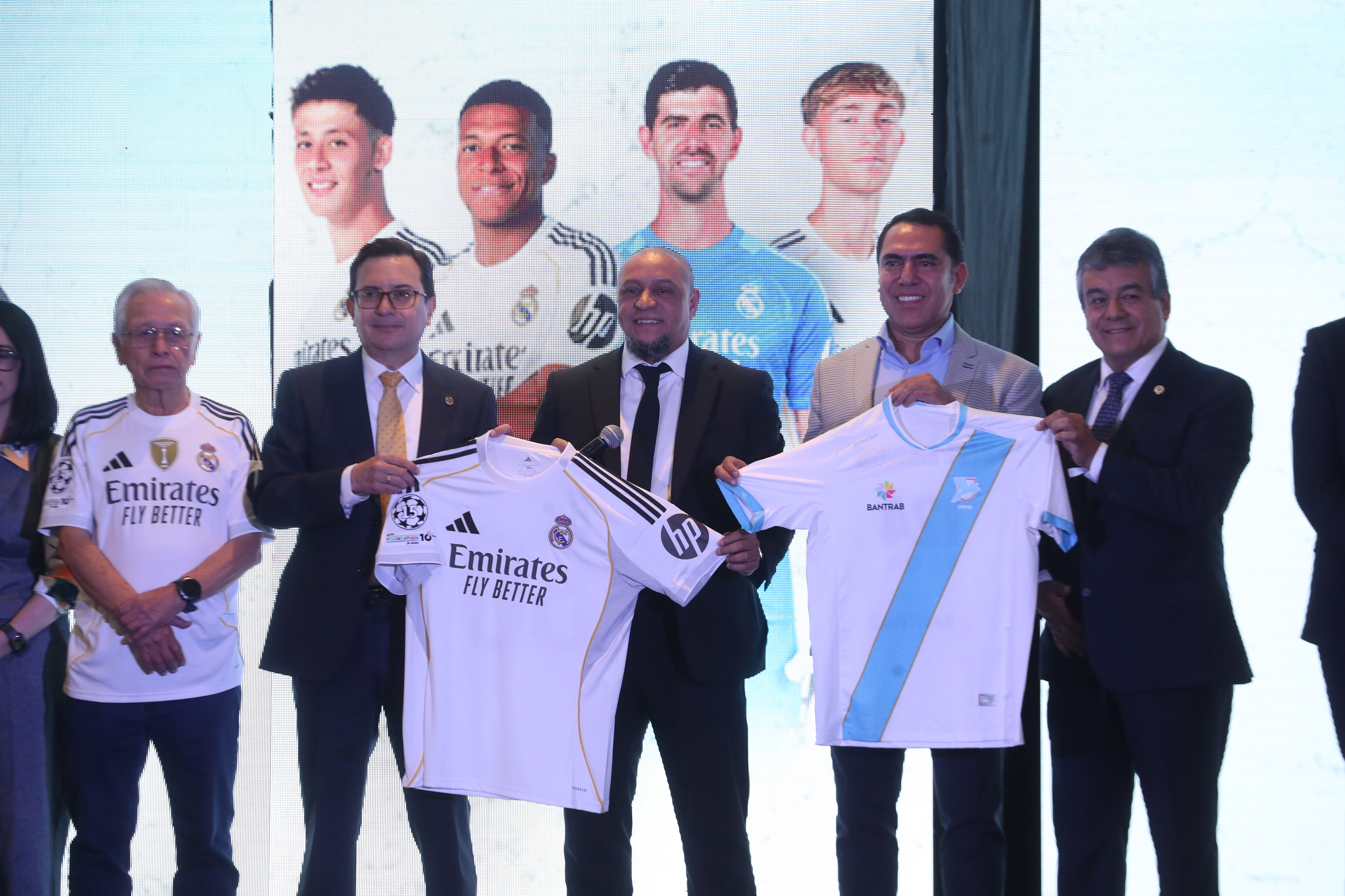 El exfutbolista Roberto Carlos comparte en el conversatorio de Bantrab sobre su experiencia en el ftbol y su visin sobre las alianzas del club Real Madrid con el banco Encuentro de Bienestar Liderazgo y Mentalidad Ganadora. 

Foto Prensa Libre: Erick Avila.   27/03/2026