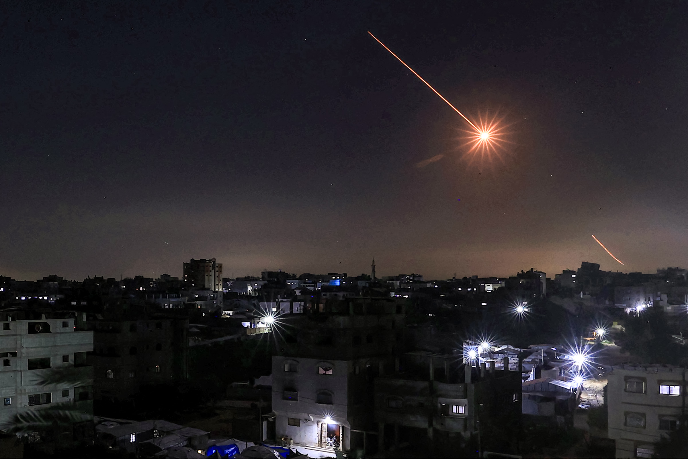Misil visible en el cielo sobre el campamento de refugiados de Bureij, en el centro de la Franja de Gaza, en medio de la escalada del conflicto entre Irán, Israel y Estados Unidos.