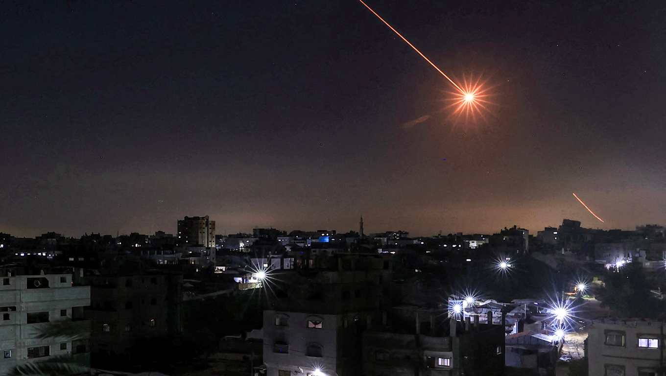 Misil visible en el cielo sobre el campamento de refugiados de Bureij, en el centro de la Franja de Gaza, en medio de la escalada del conflicto entre Irán, Israel y Estados Unidos.