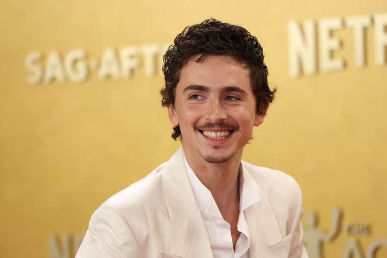 ¿Sufrió una caída Timothée Chalamet durante la alfombra roja de los Premios Óscar 2