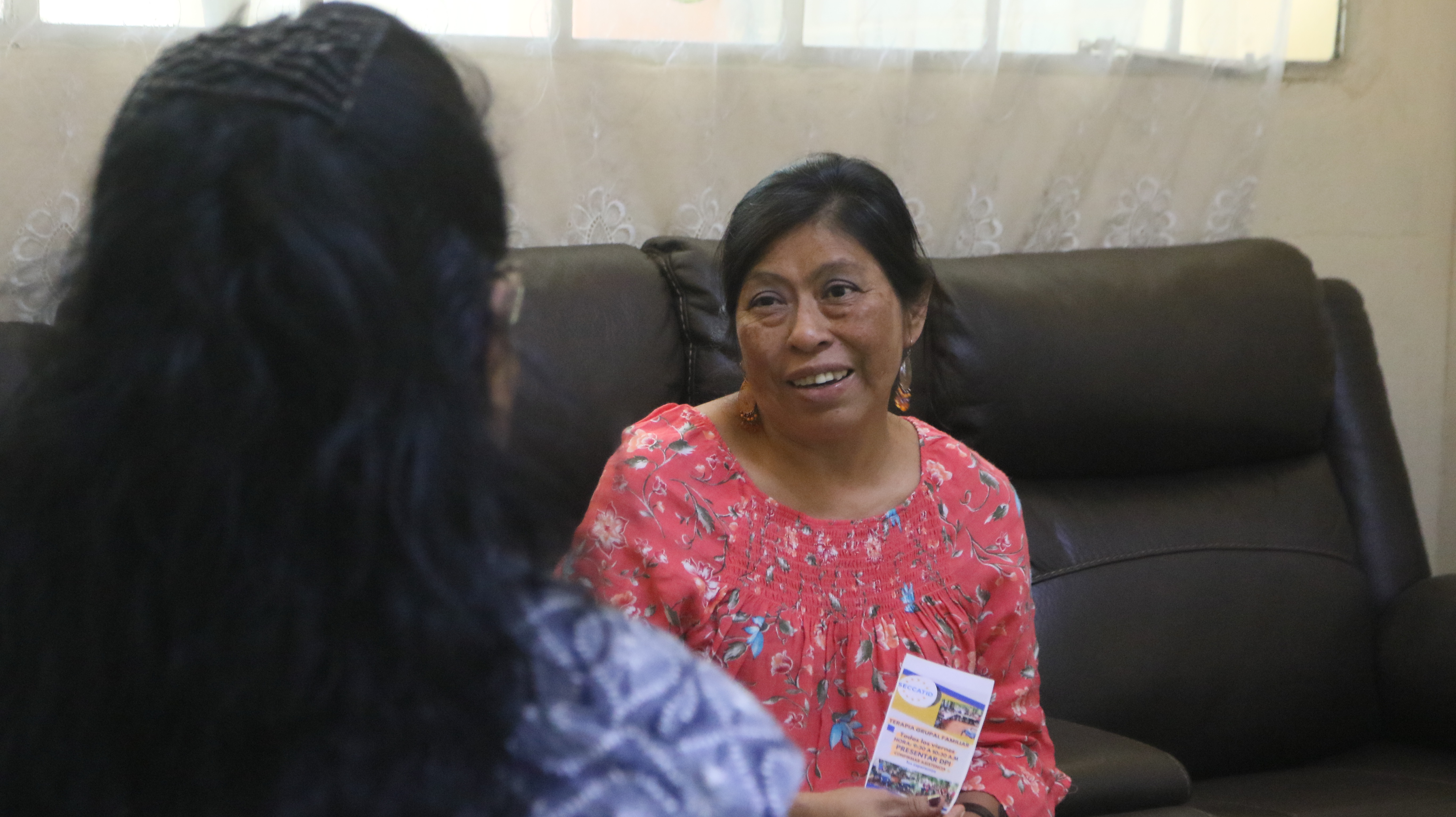 Una madre conversa con la trabajadora social de la Seccatid —de naranja, a la derecha— antes de llevar a su hijo a tratamiento de rehabilitación.  (Foto Prensa Libre: Valeria Bethancourt)