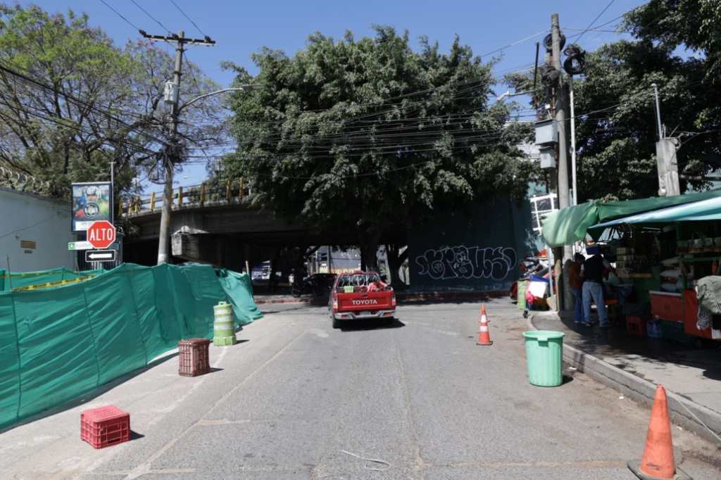 Intersección de la 11 calle con avenida La Castellana en la Ciudad de Guatemala, donde se implementan cambios de circulación y desvíos por las obras del AeroMetro.