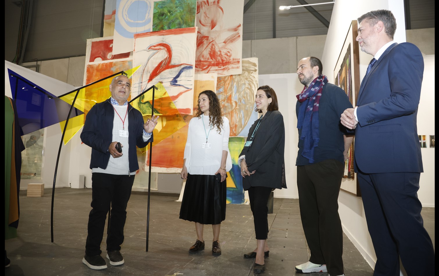 Cristina Rodríguez (2i), Stefan Benchoam (2d) y Camila Charask (c), de la Galería "Proyectos Ultravioleta" de Guatemala, premiada hoy, 5 de marzo de 2026, con el premio LEXUS al mejor Stand de ARCO 2026, junto a Omar López (izda), jurado del premio, y Sergio Bispo, director de Marketing de Lexus España, durante la feria de arte que se celebra en las instalaciones de Ifema, en Madrid. (Foto Prensa Libre: EFE)