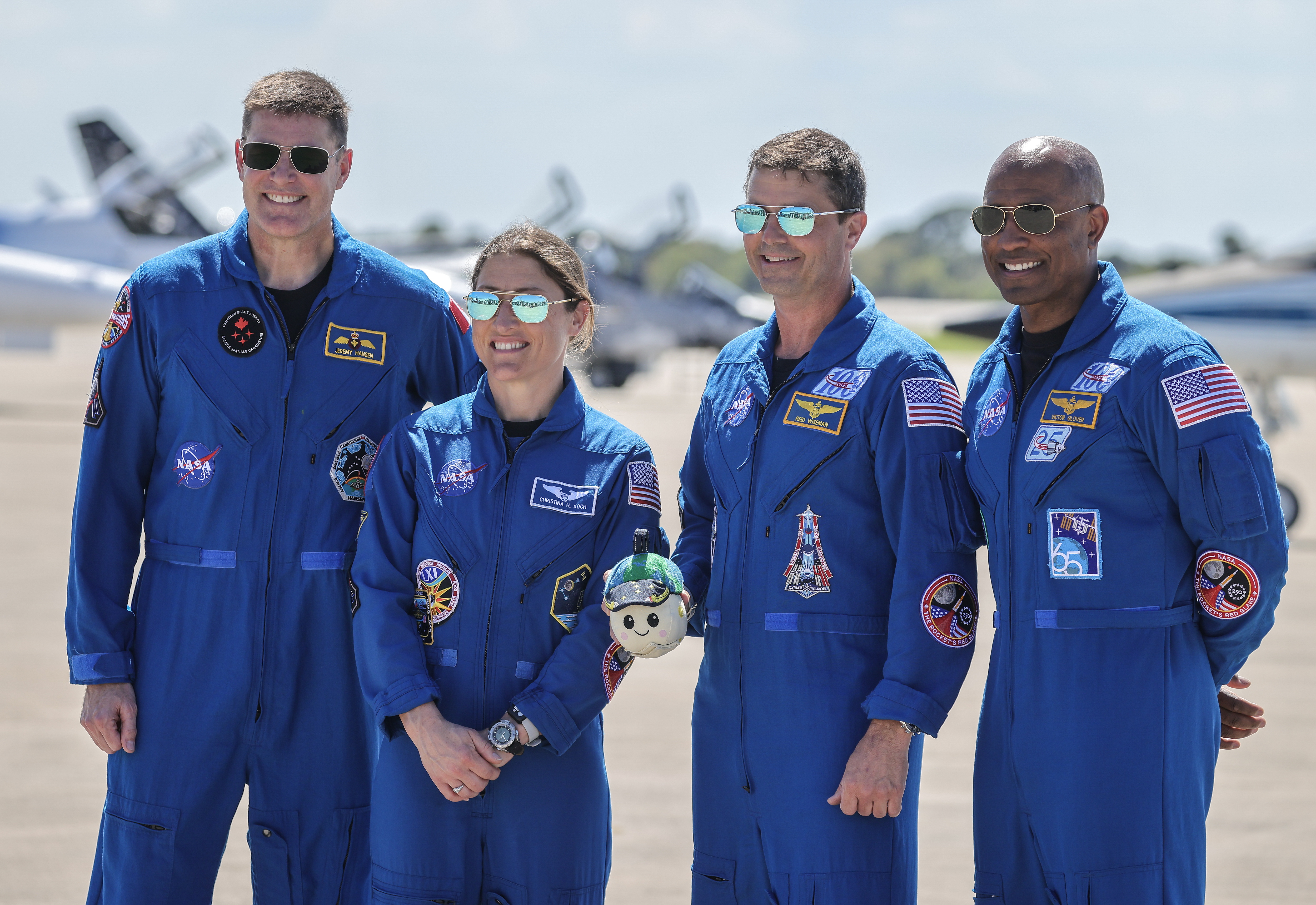 TITUSVILLE (United States), 27/03/2026.- The Artemis II crew, (L-R), mission specialist Jeremy Hansen of CSA (Canadian Space Agency), mission specialist Christina Koch, commander Reid Wiseman and pilot Victor Glover stand together after arriving at the Launch and Landing Facility at NASA's Kennedy Space Center in Titusville, Florida, USA, 27 March 2026. The Artemis II Crew Arrival is the official event marking the astronauts' arrival at the Kennedy Space Center ahead of their launch. According to NASA, Artemis II is a crewed lunar flyby mission, the second in NASA's Artemis program, and the first human mission beyond low Earth orbit since 1972, testing spacecraft systems ahead of future Moon landings. EFE/EPA/CRISTOBAL HERRERA-ULASHKEVICH