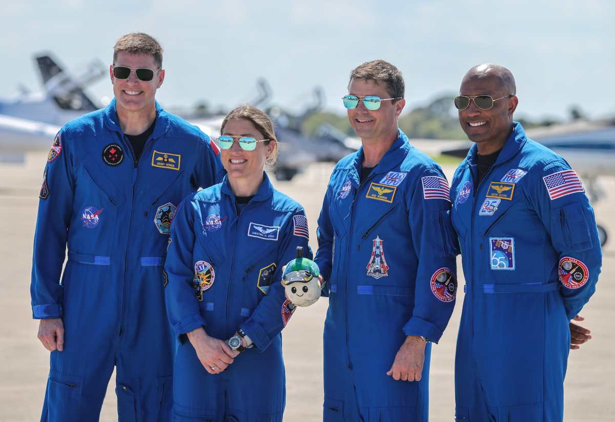 TITUSVILLE (United States), 27/03/2026.- The Artemis II crew, (L-R), mission specialist Jeremy Hansen of CSA (Canadian Space Agency), mission specialist Christina Koch, commander Reid Wiseman and pilot Victor Glover stand together after arriving at the Launch and Landing Facility at NASA's Kennedy Space Center in Titusville, Florida, USA, 27 March 2026. The Artemis II Crew Arrival is the official event marking the astronauts' arrival at the Kennedy Space Center ahead of their launch. According to NASA, Artemis II is a crewed lunar flyby mission, the second in NASA's Artemis program, and the first human mission beyond low Earth orbit since 1972, testing spacecraft systems ahead of future Moon landings. EFE/EPA/CRISTOBAL HERRERA-ULASHKEVICH