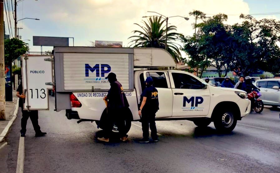 La calzada Roosevelt permanece con cierre parcial mientras el Ministerio Público realiza diligencias por un ataque armado registrado en el sector. (Foto Prensa Libre: Amílcar Montejo)