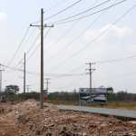 Una instancia multiinstitucional coordinará el retiro de más de 480 postes que invaden el derecho de vía en la autopista Escuintla-Puerto Quetzal y que está generando atrasos en la fase de construcción en algunos tramos. (Foto Prensa Libre: María Renné Barrientos Gaytan)