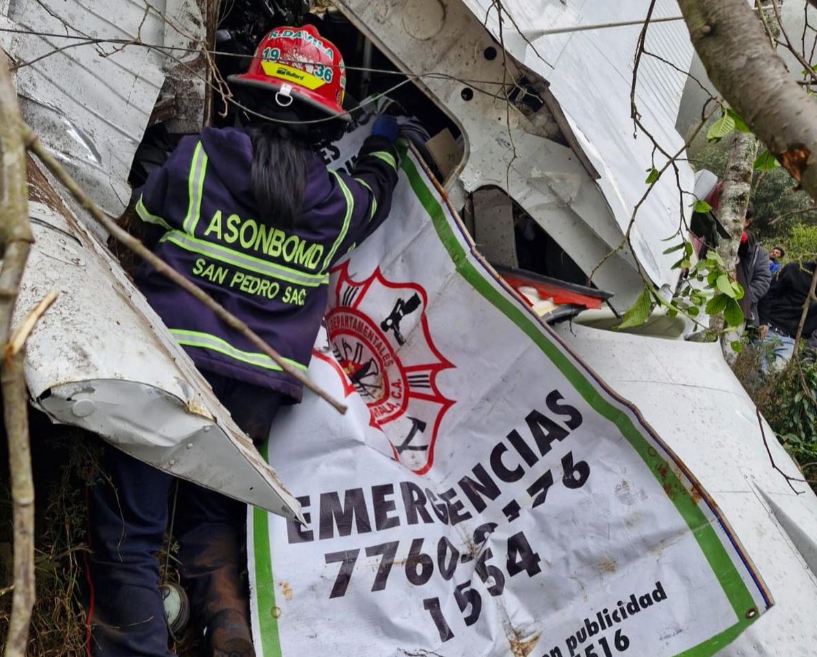 En la avioneta accidentada viajaban tres personas; dos de ellas fallecieron, según reporte de Bomberos Municipales Departamentales.(Foto Prensa Libre: @ASONBOMDGT)