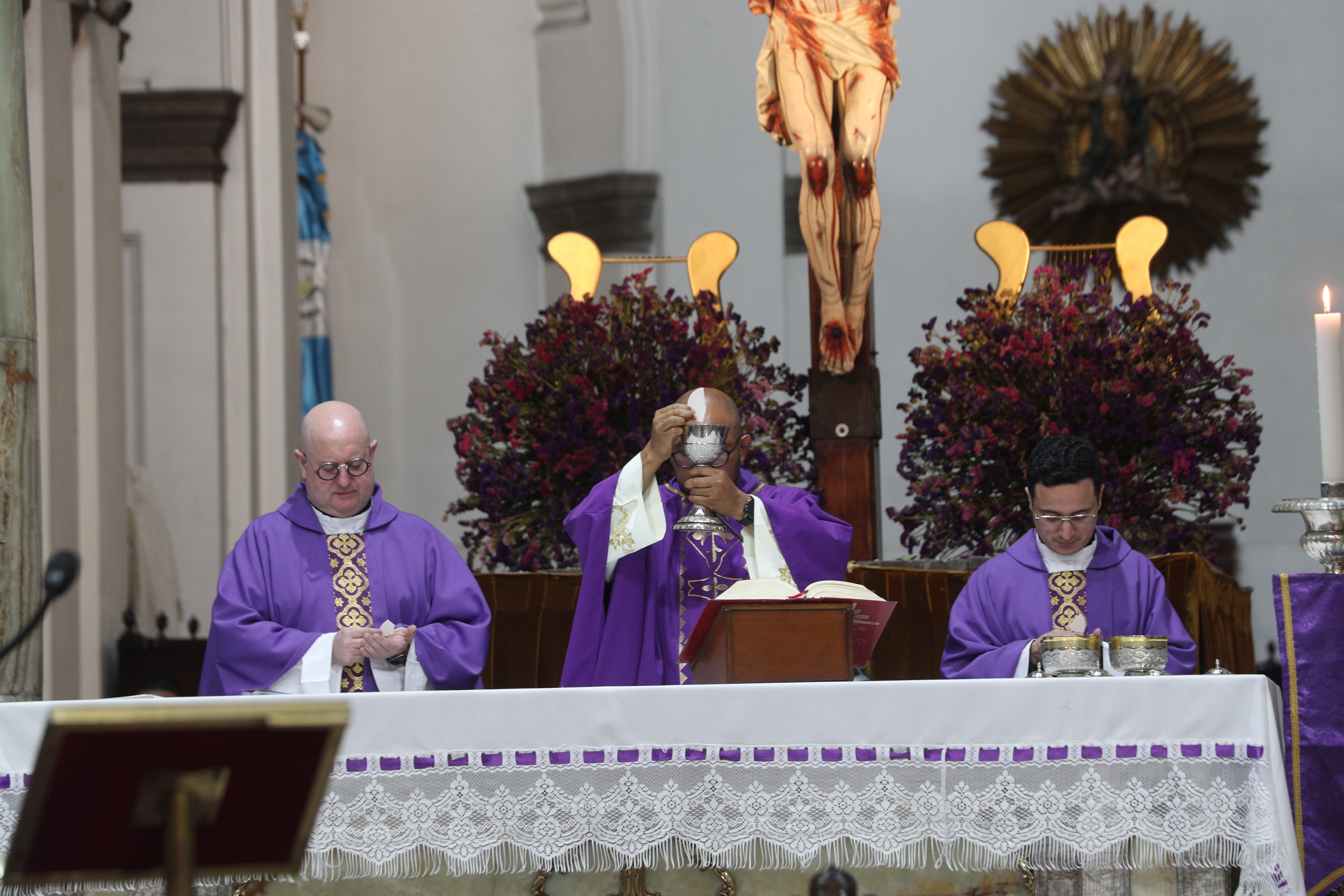 Padre Guilherme Peixoto, el sacerdote portugués visita Guatemala.'