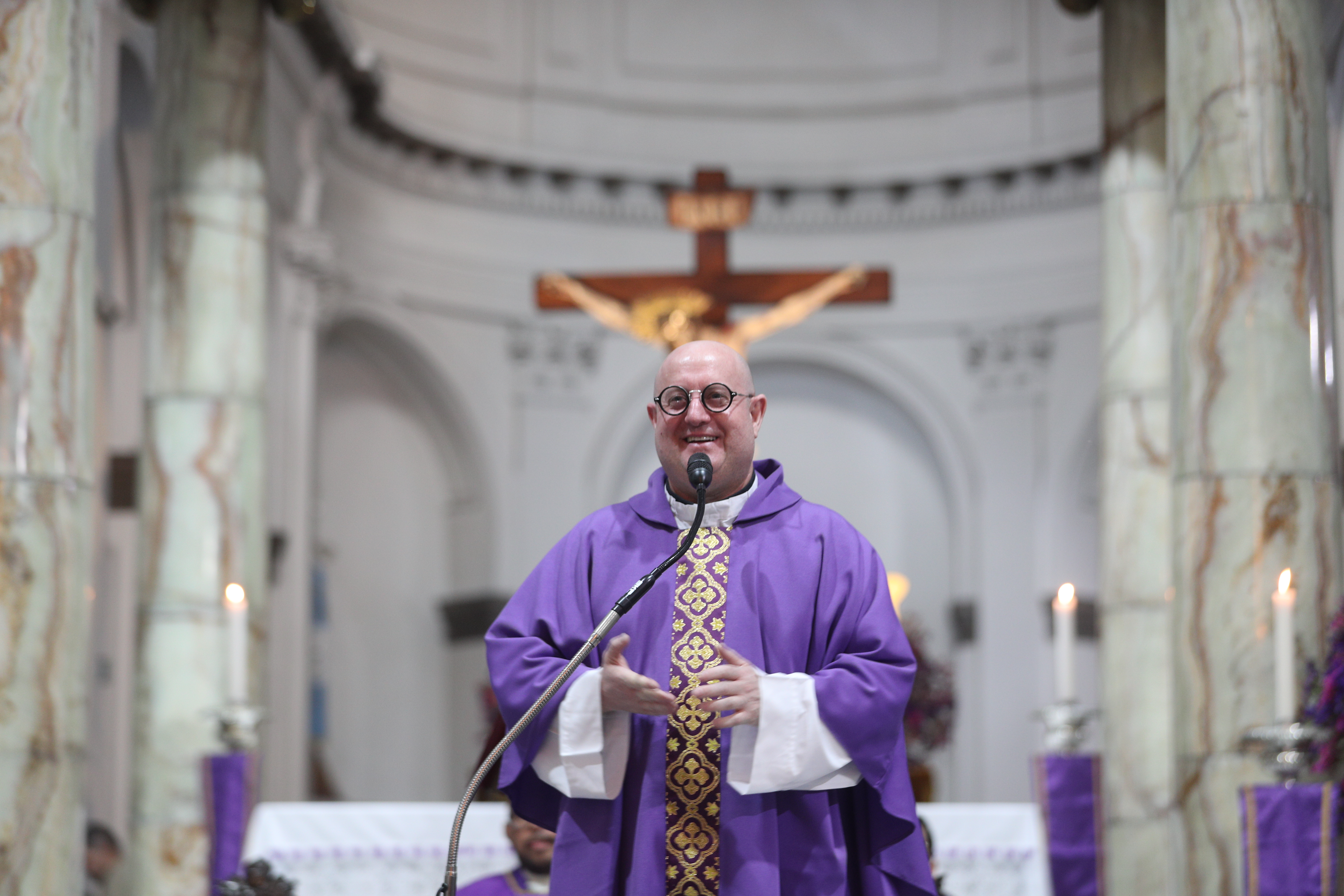 Padre Guilherme Peixoto, el sacerdote portugués visita Guatemala.'
