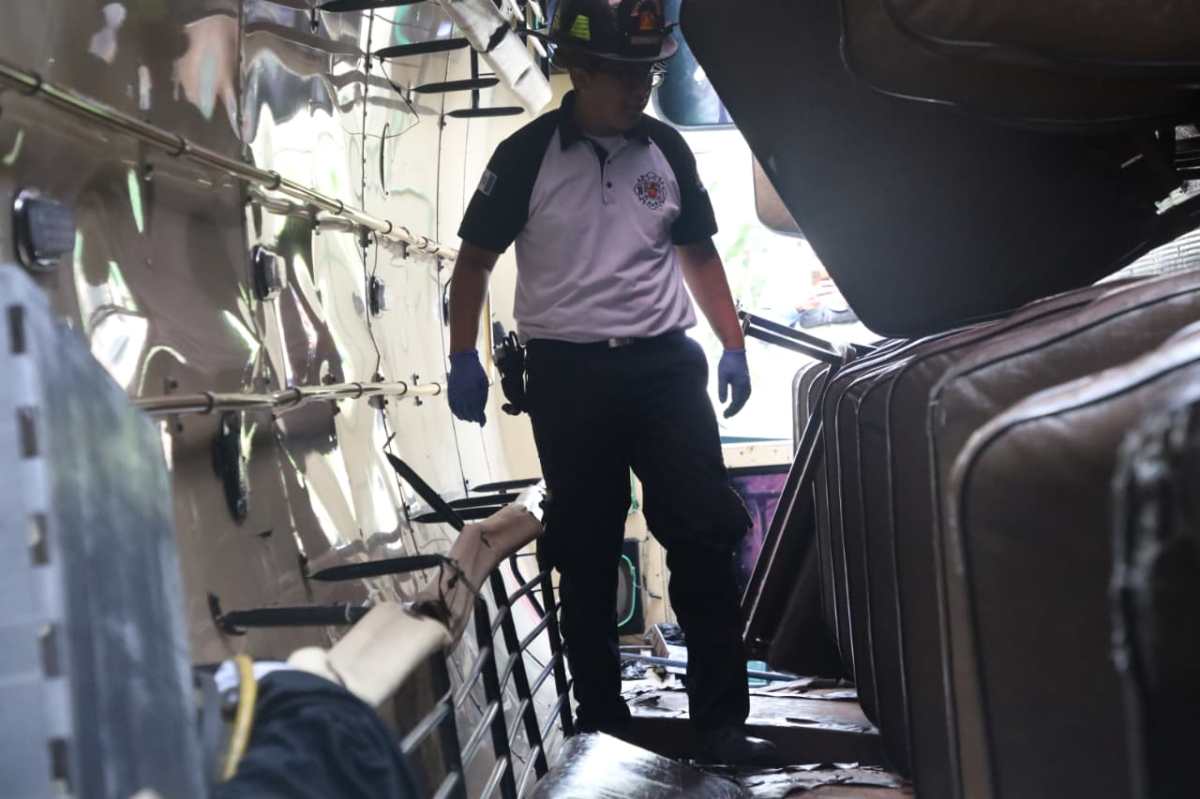 BUS VOLCADO EN RUTA A El Salvador