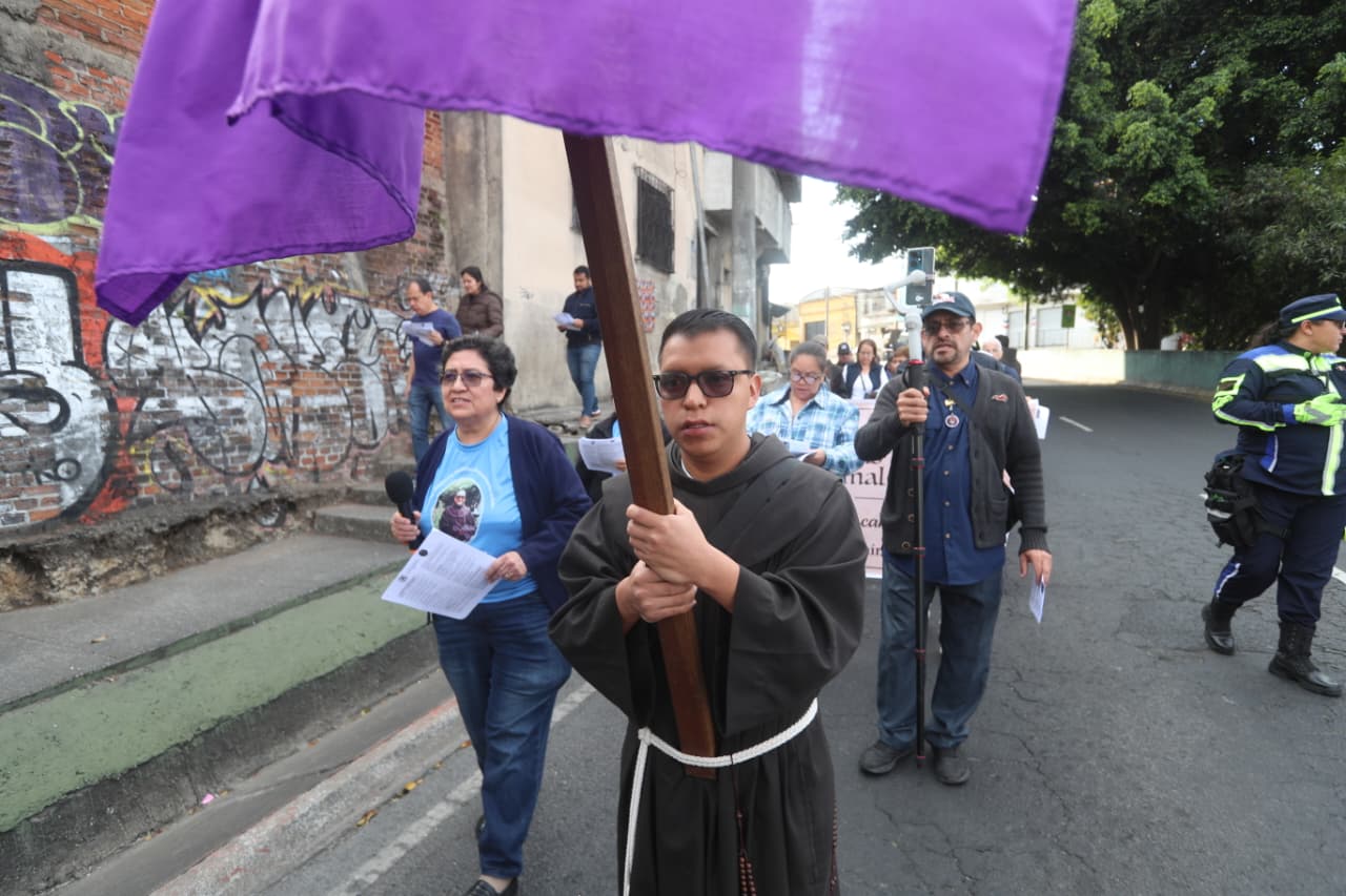 Un viacrucis en el lugar del asesinato de  Fray Augusto Ramírez Monasterio, OFM, se llevó a cabo desde la Avenida Elena hasta la zona 3.   (Foto Prensa Libre: Byron Baiza)