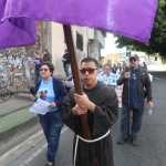 Un viacrucis en el lugar del asesinato de Fray Augusto Ramírez Monasterio, OFM, se llevó a cabo desde la Avenida Elena hasta la zona 3. (Foto Prensa Libre: Byron Baiza)
