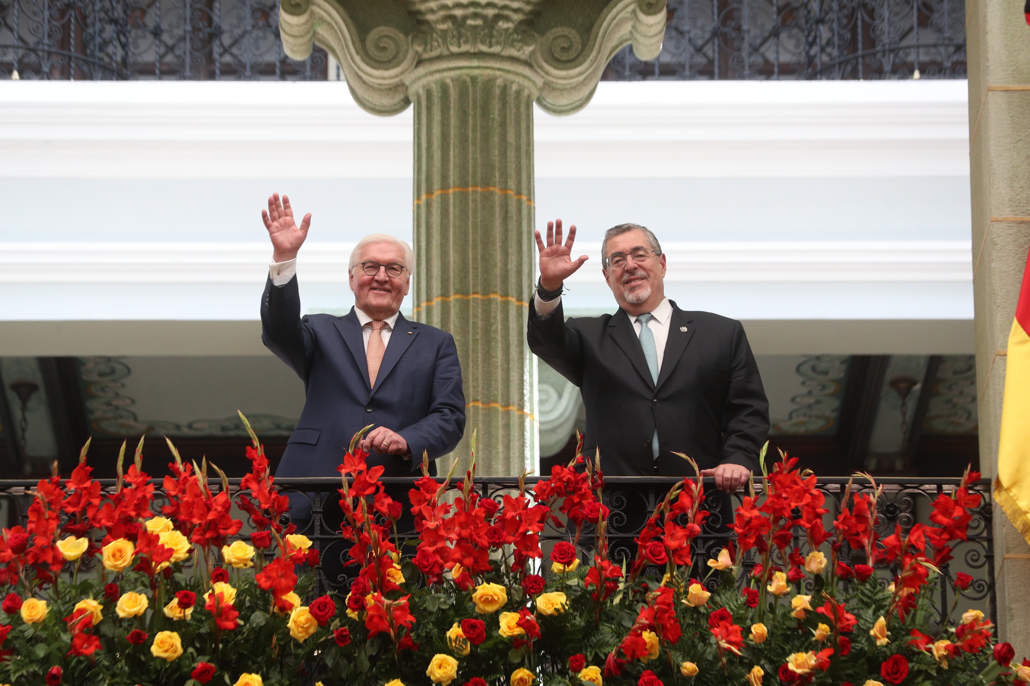 El presidente de Alemania, Frank-Walter Steinmeier, junto al mandatario guatemalteco, Bernardo Arévalo. (Foto Prensa Libre: Byron Baiza).