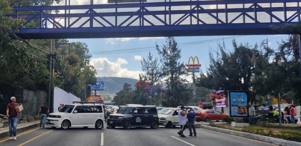 Taxistas protestan y bloquean la calzada Roosevelt, en el km 15 de la ruta Interamericana, en Mixco; luego liberan el paso tras acuerdos con el alcalde. (Foto Prensa Libre: Tomada de @Transito_mixco)