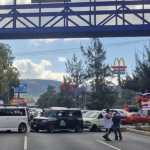 Taxistas protestan y bloquean la calzada Roosevelt, en el km 15 de la ruta Interamericana, en Mixco; luego liberan el paso tras acuerdos con el alcalde. (Foto Prensa Libre: Tomada de @Transito_mixco)