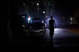 AME7034. BOGOTÁ (COLOMBIA), 18/03/2026.- Fotografía de archivo fechada el 9 de diciembre de 2025 de una persona caminando por una calle sin luz durante un apagón en La Habana (Cuba). Cuba sufrirá este miércoles prolongados apagones durante toda la jornada y prevé que el mayor corte del suministro, en el momento de máxima demanda, deje sin corriente a un 62 % de la isla, según datos de la estatal Unión Eléctrica (UNE) elaborados por EFE. EFE/ Ernesto Mastrascusa ARCHIVO