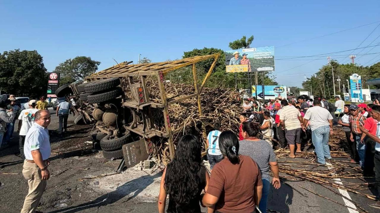 Personas observan camión cañero volcado en cruce a Tiquisate en Escuintla