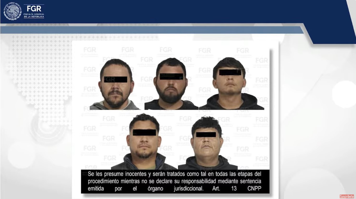 Los cinco detenidos aparecen en fotografías de registro difundidas por autoridades mexicanas, señalados de integrar una red dedicada al coyotazgo de migrantes guatemaltecos hacia Estados Unidos, tras un operativo efectuado en Ciudad Juárez, Chihuahua. (Foto Prensa Libre: Captura de pantalla de publicación de la FGR)