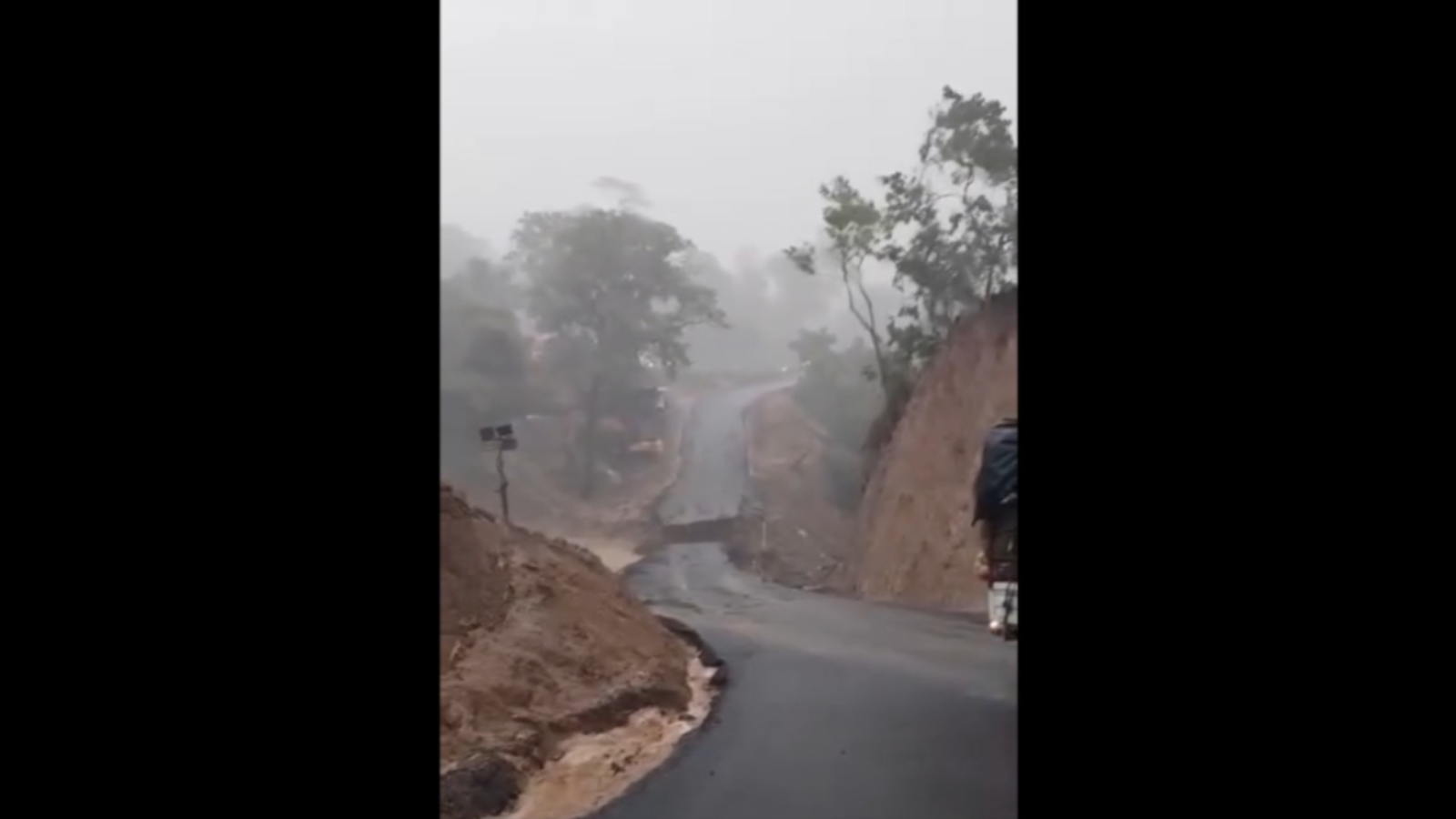 Colapso del paso provisional en el km 89 de la ruta Cito Zarco deja sin tránsito el tramo entre Retalhuleu y Quetzaltenango tras las lluvias del 30 de marzo. (Foto Prensa Libre: Captura de pantalla)