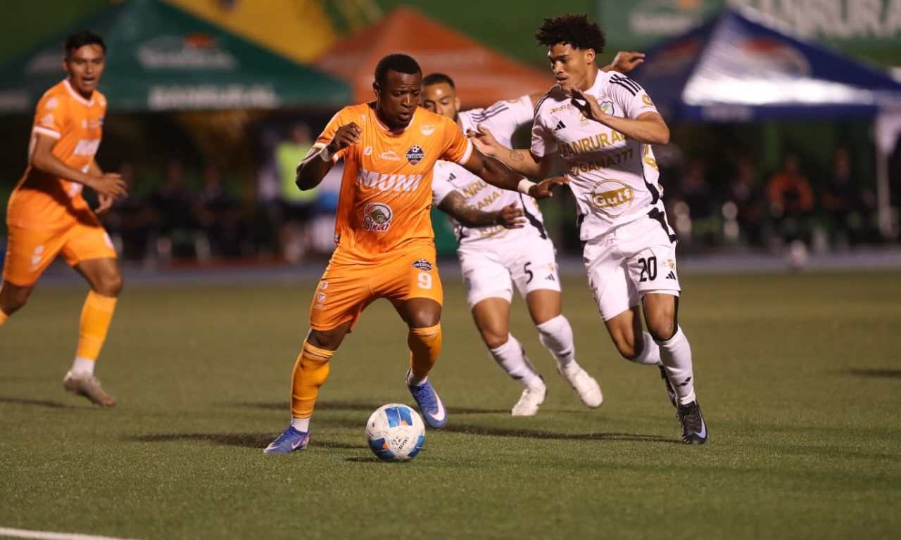 Comunicaciones se encuentra en lo más alto de la tabla con doce jornadas completas disputadas en el Clausura 2025. (Foto Prensa Libre: Érick Ávila).