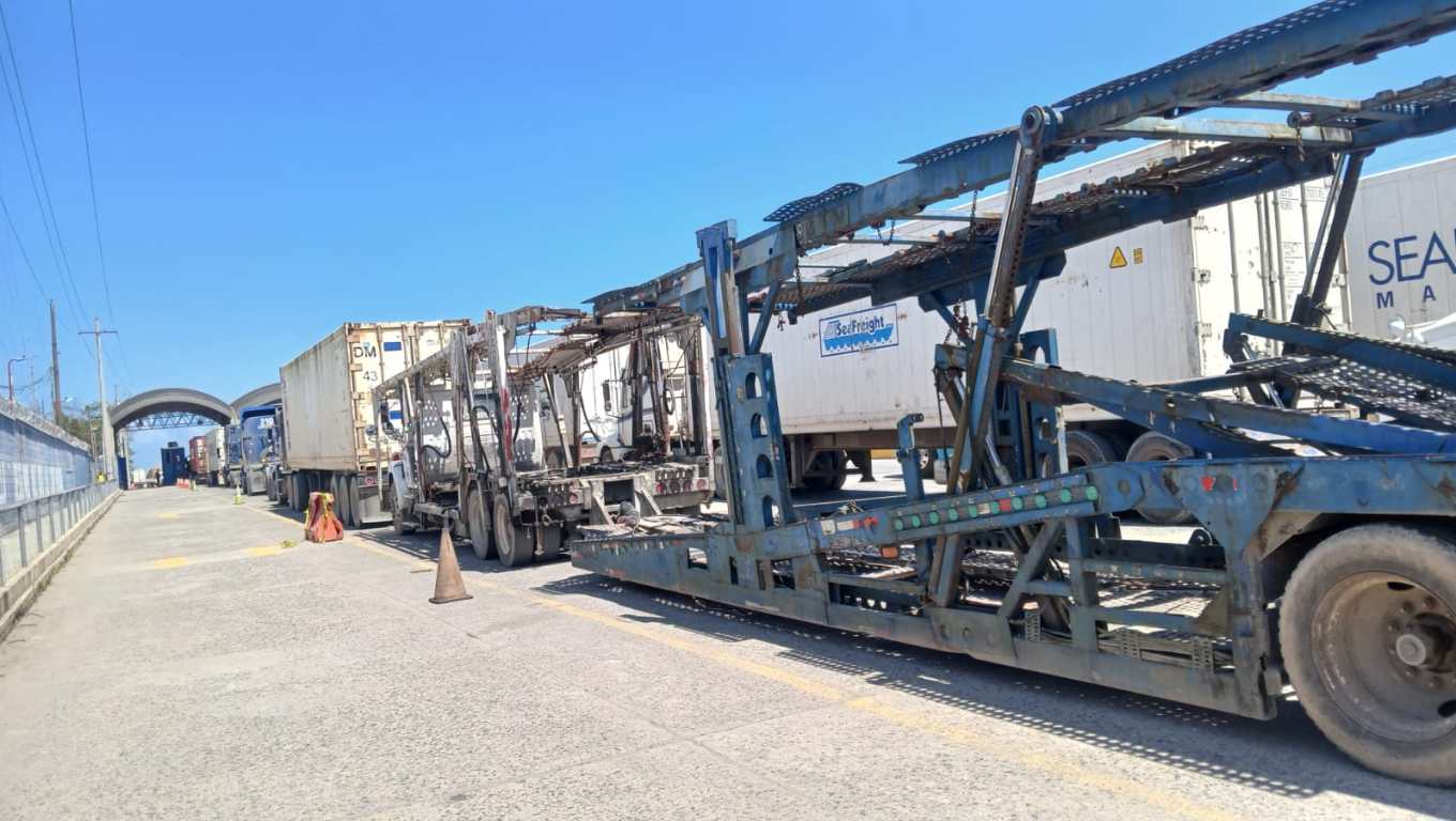 Usuarios del servicio aduanero que está a cargo de la Intendencia de Aduanas, reportan el atraso para el despacho de mercancías en los puertos del Atlántico y del Pacifico guatemalteco. (Foto Prensa Libre: Cortesía)