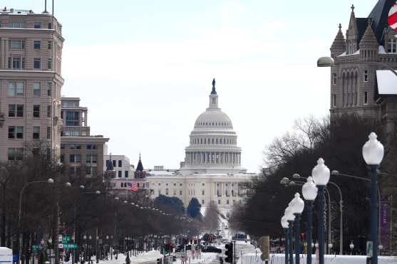 AME8510. WASHINGTON (ESTADOS UNIDOS), 26/01/2026.- Fotografía que muestra el Capitolio de los Estados Unidos después de una nevada este lunes, en Washington (EE.UU.). Una gran tormenta de hielo y nieve que ha afectado a dos tercios de la geografía estadounidense ha dejado este domingo al menos seis muertos y ha producido cortes eléctricos durante la jornada en más de un millón de hogares. EFE/ Octavio Guzmán