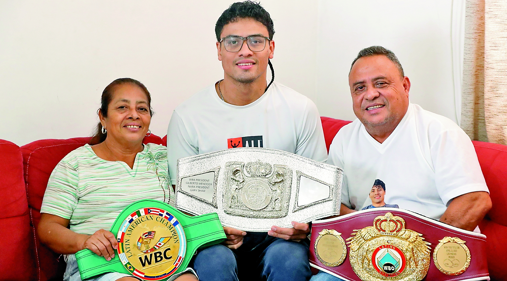 El boxeador guatemalteco Léster Martínez derrotó al mexicano Rodolfo “La Cobrita” Gómez, en el “Fight Fest 2022” en Texas, su primera pelea en Estados Unidos.Tras la victoria el pugilista logró su tercer título internacional, después de la conquista del cinturón de Campeón Latino, tanto del Consejo Mundial de Boxeo -CMB-, como el de la Organización Mundial de Boxeo.En imagen de izquierda a derecha, Luci, Lester y Herminio.Fotografías Prensa Libre: María Reneé Barrientos Gaytan.