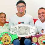 El boxeador guatemalteco Léster Martínez derrotó al mexicano Rodolfo “La Cobrita” Gómez, en el “Fight Fest 2022” en Texas, su primera pelea en Estados Unidos.
Tras la victoria el pugilista logró su tercer título internacional, después de la conquista del cinturón de Campeón Latino, tanto del Consejo Mundial de Boxeo -CMB-, como el de la Organización Mundial de Boxeo.
En imagen de izquierda a derecha, Luci, Lester y Herminio.
Fotografías Prensa Libre: María Reneé Barrientos Gaytan.