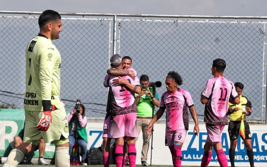 Nicolás Martínez tras notar el único. del Partido en la victoria del Mixco. (Foto Prensa Libre: Esbin García).