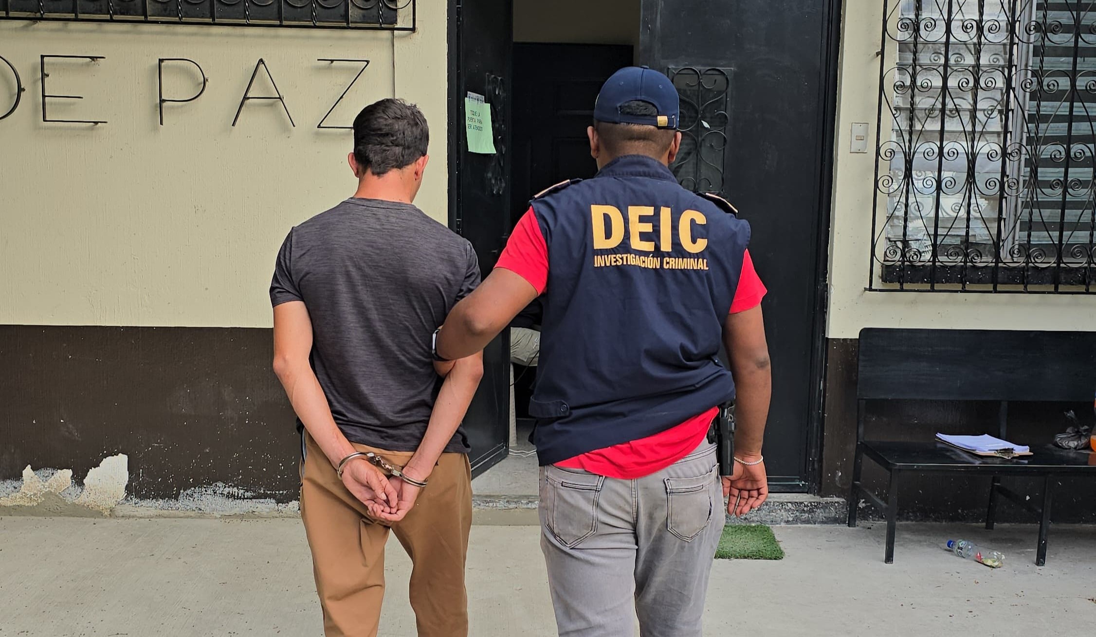 Investigadores de la DEIC capturan a Ludvin “N”, señalado de chantajear a una mujer con fotos íntimas en Santa Rosa. (Foto Prensa Libre: PNC)