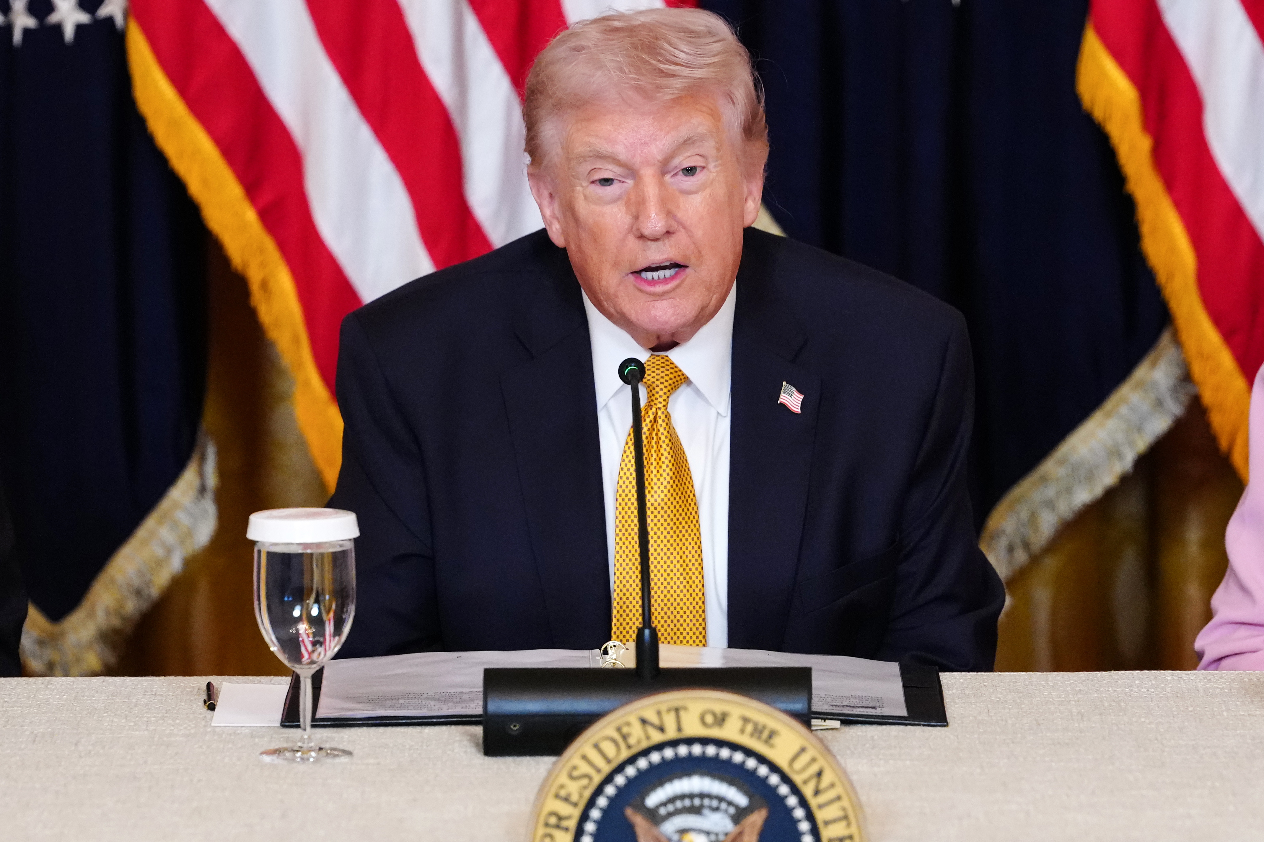 WASHINGTON (United States), 16/03/2026.- US President Donald Trump speaks during a meeting a meeting with trustees of the John F. Kennedy Center for Performing Arts in the East Room of the White House in Washington, DC, USA, 16 March 2026. The board is set to vote on plans to close the institution for two years for renovations starting 06 July 2026. EFE/EPA/AARON SCHWARTZ / POOL