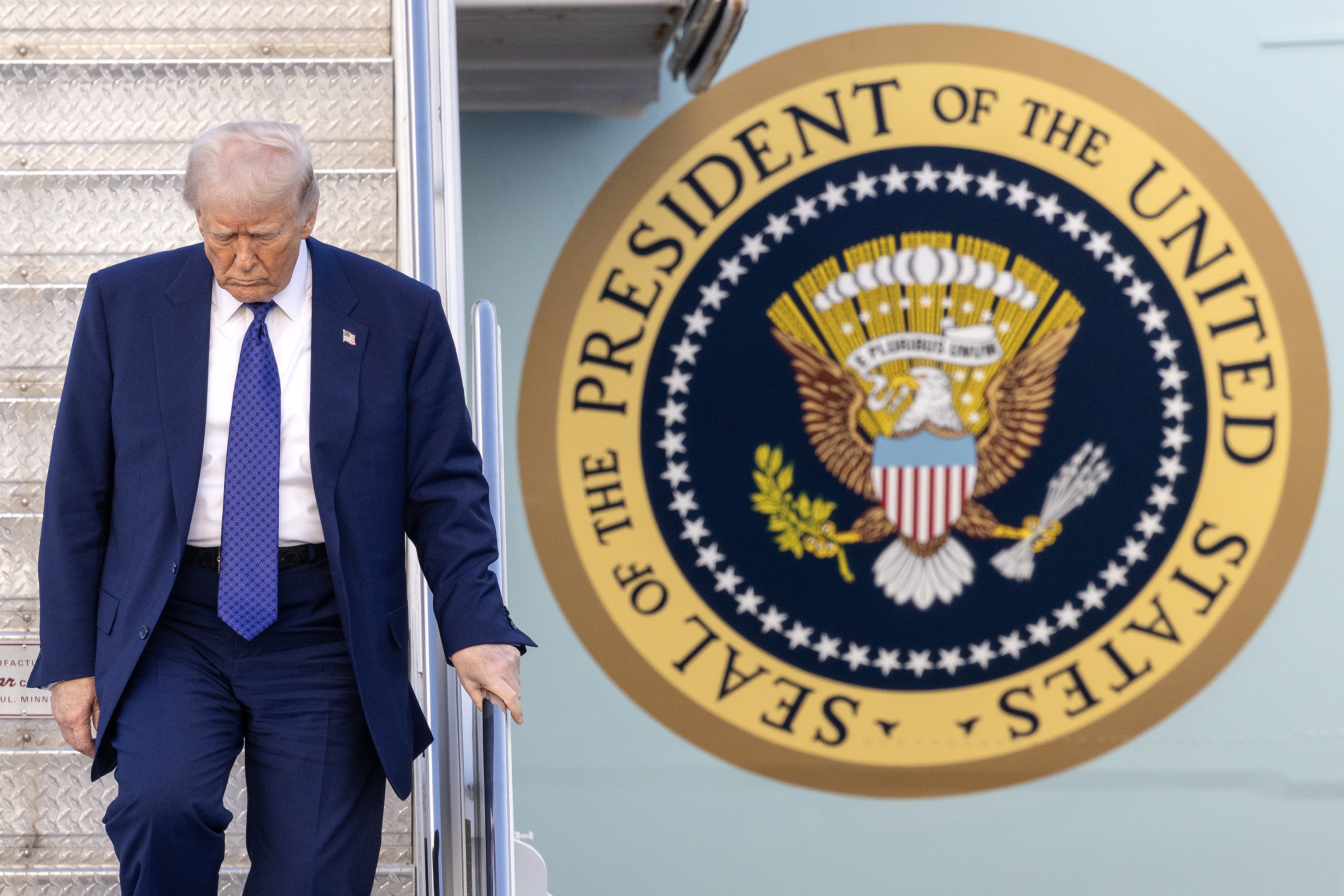 Trump llega en el Air Force One al aeropuerto de West Palm Beach