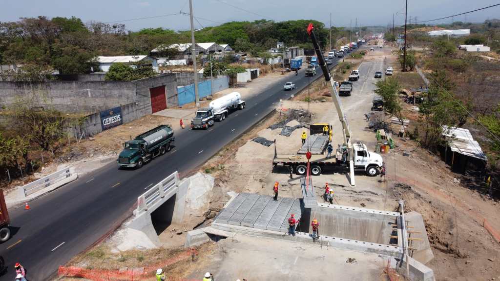 Guatemala prevé un aumento del volumen de carga marítima en los próximos años, mientras avanza la construcción de la Autopista Escuintla-Puerto Quetzal (AEPQ). Foto Prensa Libre: Hemeroteca PL)