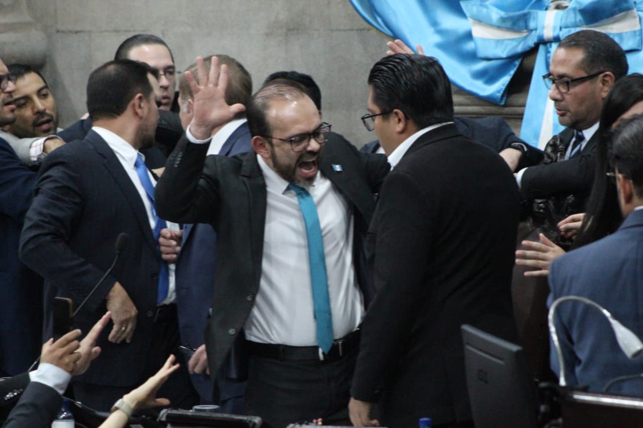 ENFRENTAMIENTOS DIPUTADOS ELECCION MAGISTRADOS CC