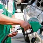 Etanol personal echando combustible con etanol