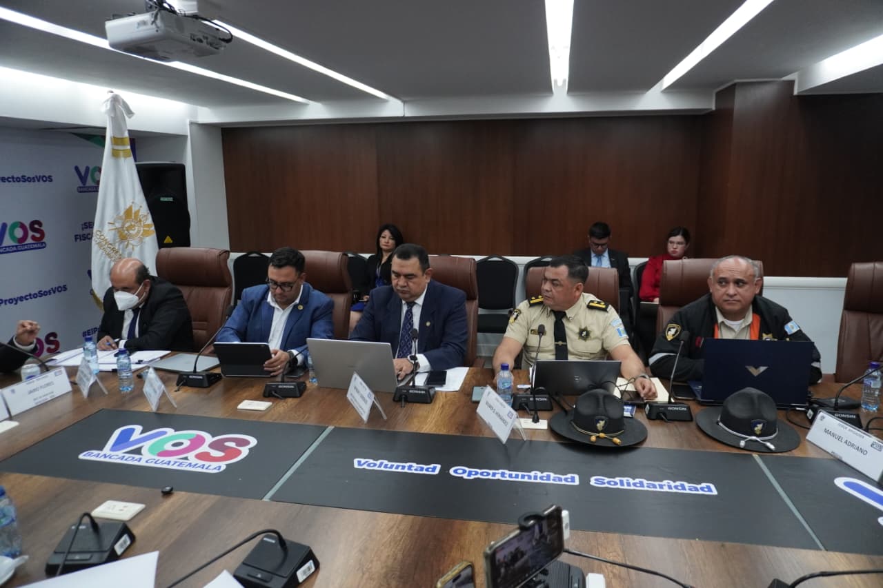 Autoridades de la Dirección General de Transportes (DGT) y Provial sostienen una reunión con diputados en el Congreso de la República para abordar la implementación de los limitadores de velocidad en el transporte pesado y extraurbano.Autoridades de la Dirección General de Transportes (DGT) y Provial sostienen una reunión con diputados en el Congreso de la República para abordar la implementación de los limitadores de velocidad en el transporte pesado y extraurbano.